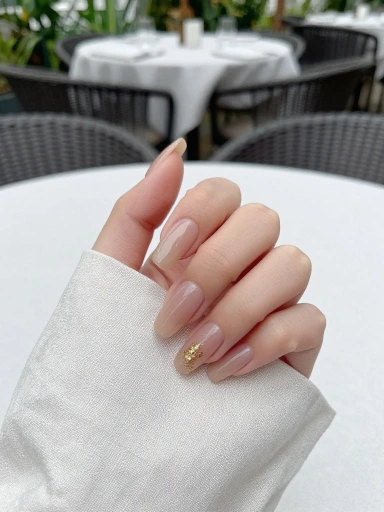 Minimalist Vacation Nails for an Elegant Look
