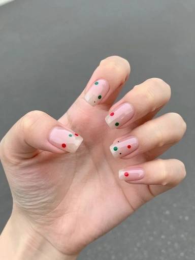 Short Christmas Nail Ideas That Stay Stylish