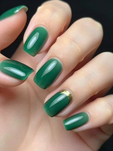 Emerald Green Nails with a High-End Feel