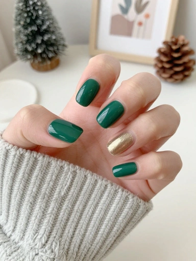 Elegant Green Christmas Nail Designs